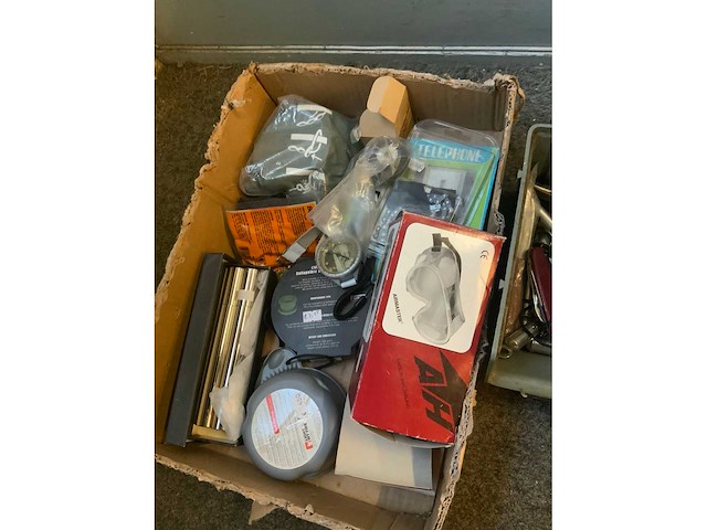 Militaria divers in 2 bakken - afbeelding 5 van  6