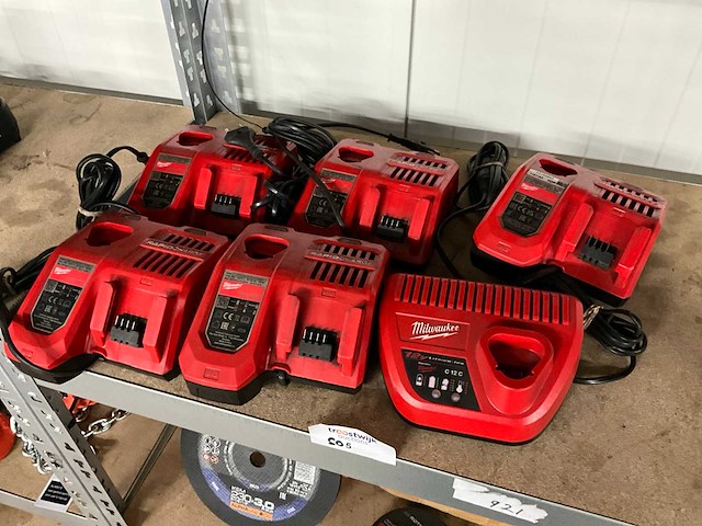 Milwaukee acculader (6x) - afbeelding 1 van  3