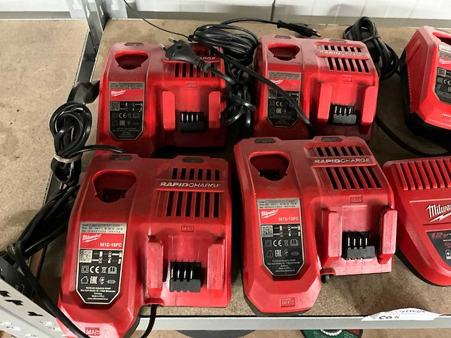 Milwaukee acculader (6x) - afbeelding 2 van  3