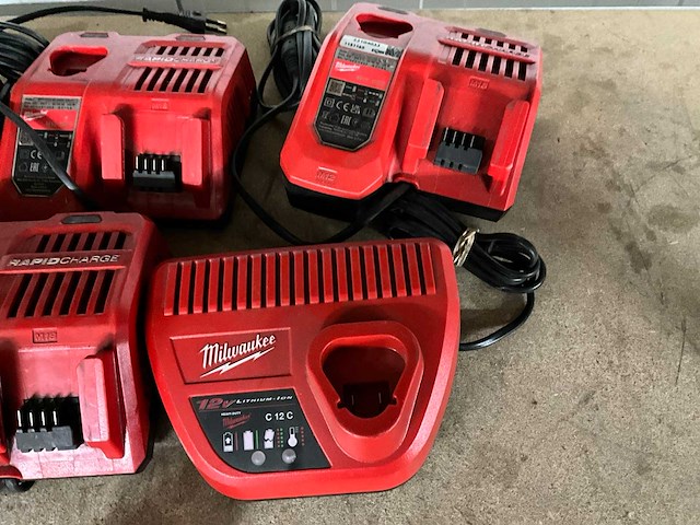 Milwaukee acculader (6x) - afbeelding 3 van  3