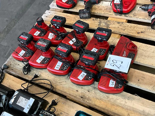 Milwaukee acculader en accu (9x) - afbeelding 1 van  6