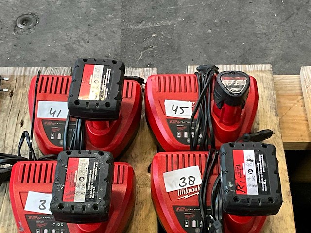 Milwaukee acculader en accu (9x) - afbeelding 2 van  6