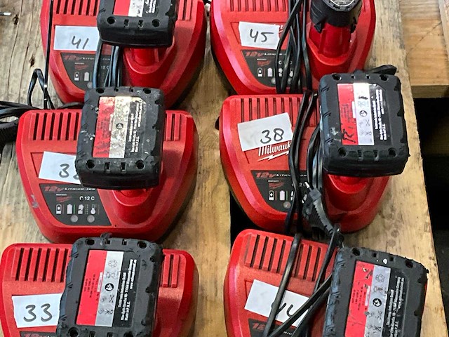 Milwaukee acculader en accu (9x) - afbeelding 3 van  6