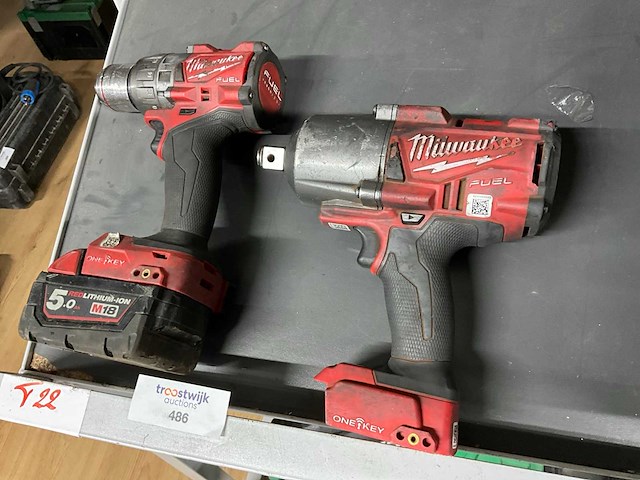 Milwaukee boormachine & slagmoersleutel - afbeelding 1 van  7