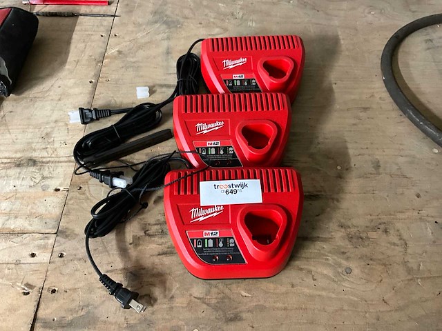 Milwaukee m12 acculader (3x) - afbeelding 1 van  4