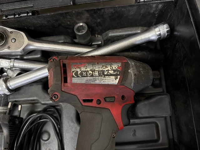 Milwaukee m18 18v accuboormachine met 5.0ah accu - afbeelding 3 van  4