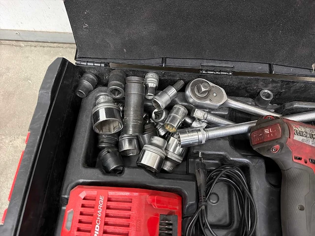 Milwaukee m18 18v accuboormachine met 5.0ah accu - afbeelding 4 van  4