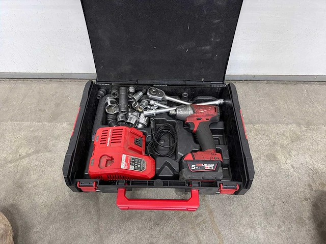Milwaukee m18 18v accuboormachine met 5.0ah accu - afbeelding 1 van  4