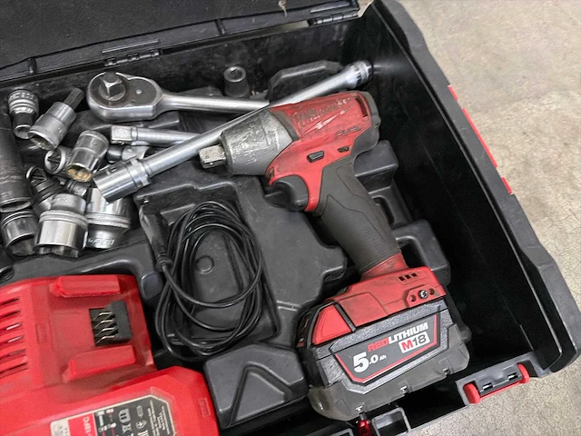 Milwaukee m18 18v accuboormachine met 5.0ah accu - afbeelding 2 van  4