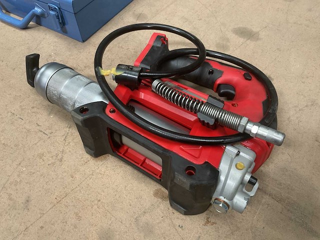 Milwaukee m18 gg grease gun - afbeelding 4 van  5