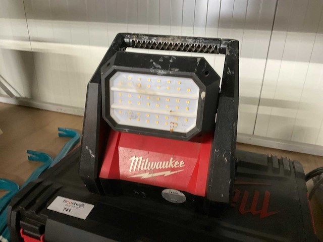 Milwaukee m18 hoal bouwlamp - afbeelding 1 van  3