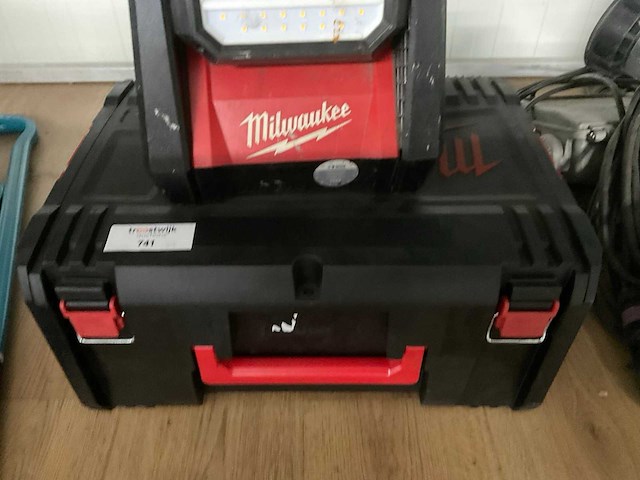 Milwaukee m18 hoal bouwlamp - afbeelding 2 van  3