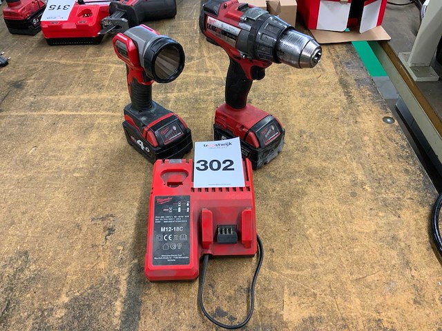 Milwaukee schroefboormachine en ledlamp - afbeelding 1 van  7