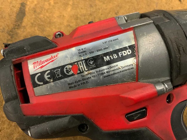 Milwaukee schroefboormachine en ledlamp - afbeelding 3 van  7