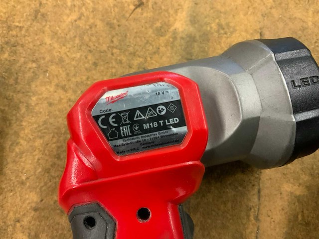 Milwaukee schroefboormachine en ledlamp - afbeelding 4 van  7
