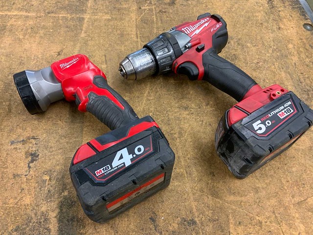 Milwaukee schroefboormachine en ledlamp - afbeelding 5 van  7