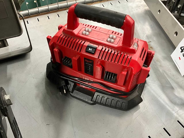 Milwaulkee m1418c6 acculader - afbeelding 1 van  3