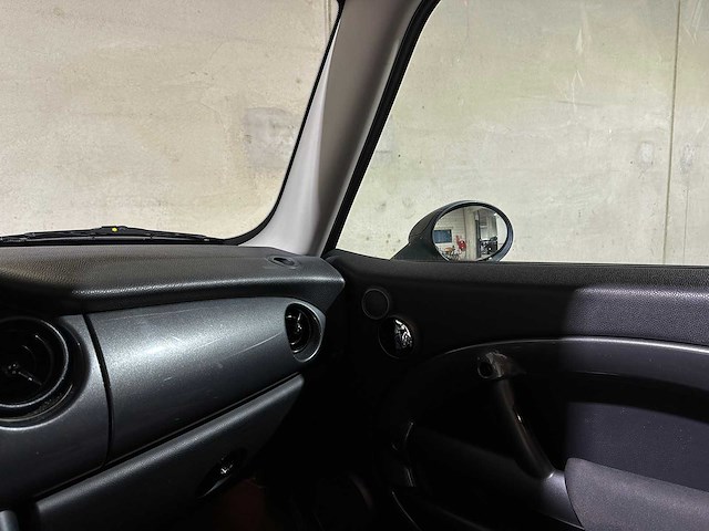 Mini 1.6 one pepper 90pk 2005, 20-rs-bz youngtimer - afbeelding 19 van  37