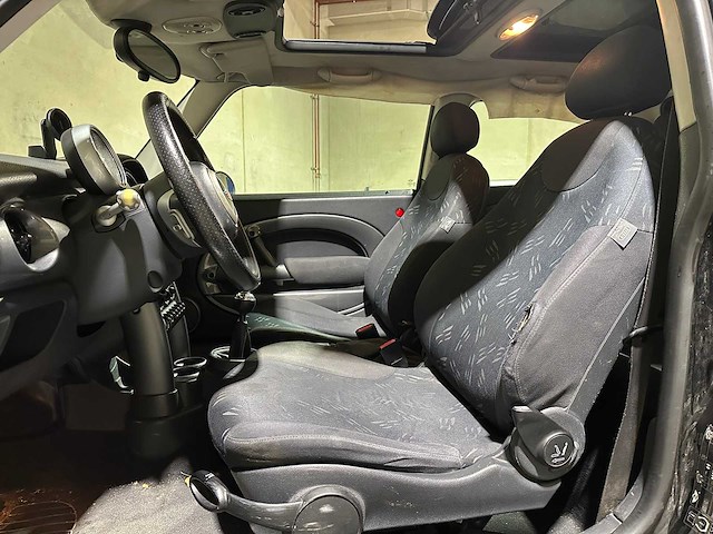 Mini 1.6 one pepper 90pk 2005, 20-rs-bz youngtimer - afbeelding 21 van  37