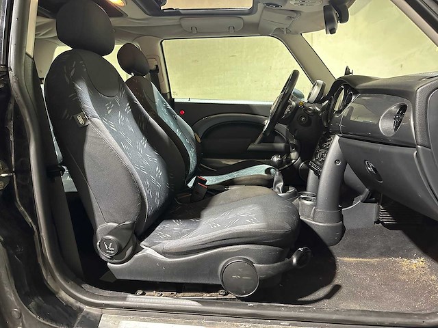 Mini 1.6 one pepper 90pk 2005, 20-rs-bz youngtimer - afbeelding 27 van  37