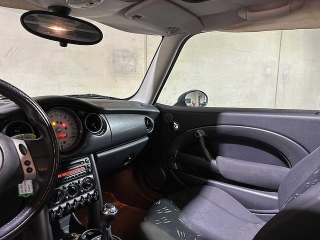 Mini 1.6 one pepper 90pk 2005, 20-rs-bz youngtimer - afbeelding 9 van  37