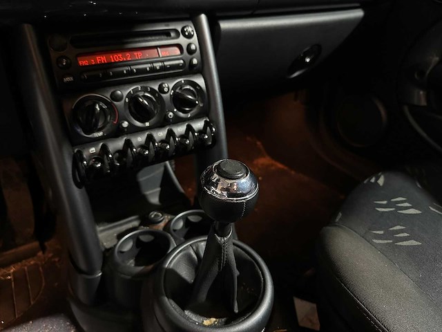 Mini 1.6 one pepper 90pk 2005, 20-rs-bz youngtimer - afbeelding 16 van  37