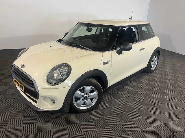 Mini cooper 1.5 one d business, t-399-nn - afbeelding 1 van  18