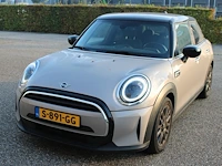 Mini cooper camden edition 1.5 benzine automaat met kenteken s-891-gg. datum eerste toelating 18-1-2023.