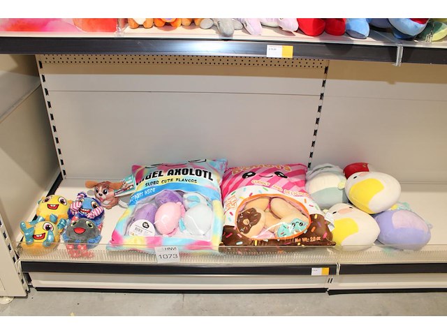 Mini donuts, snack kussens en furreal cuties op schap. - afbeelding 1 van  2