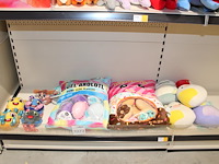 Mini donuts, snack kussens en furreal cuties op schap. - afbeelding 1 van  2
