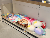 Mini donuts, snack kussens en furreal cuties op schap. - afbeelding 2 van  2