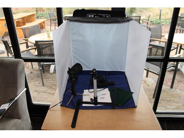 Mini fotostudio caruba met verlichting en camerastatief. afmeting 50 x 50 x 50 cm. - afbeelding 1 van  3