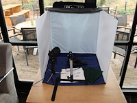 Mini fotostudio caruba met verlichting en camerastatief. afmeting 50 x 50 x 50 cm.