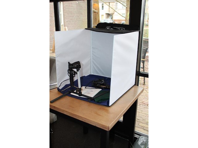 Mini fotostudio caruba met verlichting en camerastatief. afmeting 50 x 50 x 50 cm. - afbeelding 2 van  3