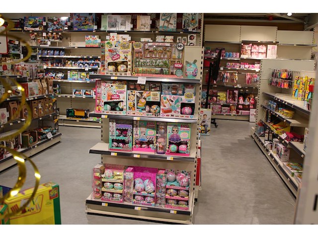 Mini verse en lol surprise producten op vier schappen in diverse uitvoeringen. - afbeelding 1 van  4