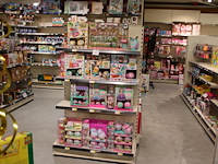 Mini verse en lol surprise producten op vier schappen in diverse uitvoeringen. - afbeelding 1 van  4