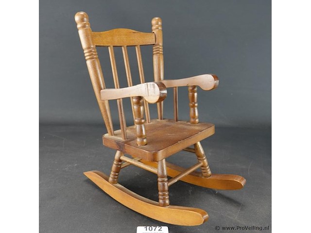Miniatuur houten schommelstoel - afbeelding 1 van  5