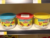 Minibuckets play doh in drie uitvoeringen in schap. - afbeelding 1 van  2