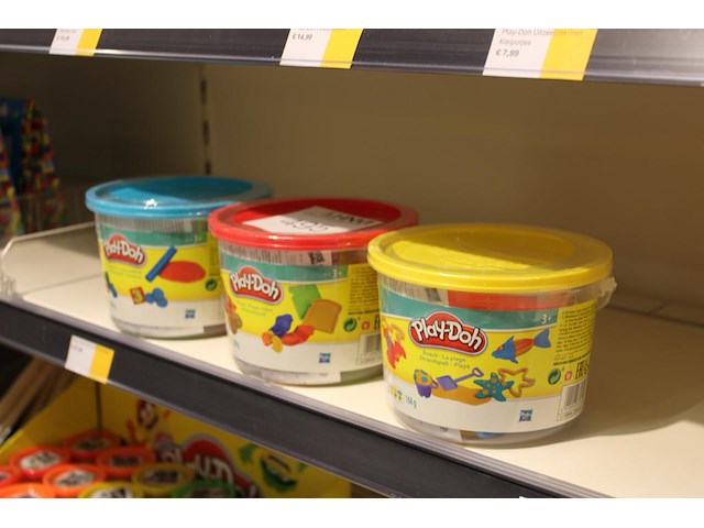 Minibuckets play doh in drie uitvoeringen in schap. - afbeelding 2 van  2