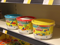 Minibuckets play doh in drie uitvoeringen in schap. - afbeelding 2 van  2