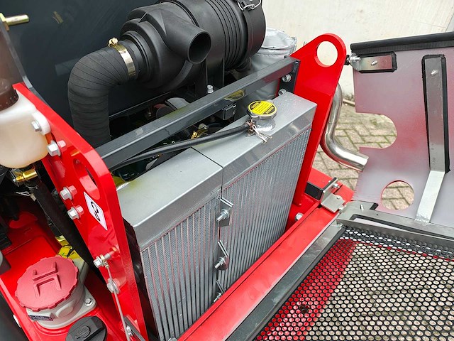 Minishovel - 2026 - pantherw25 advanced met kubota 4 cyl - afbeelding 36 van  52