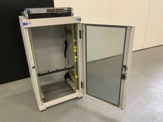 Minkels varicon serverkast, switch en server - afbeelding 2 van  7