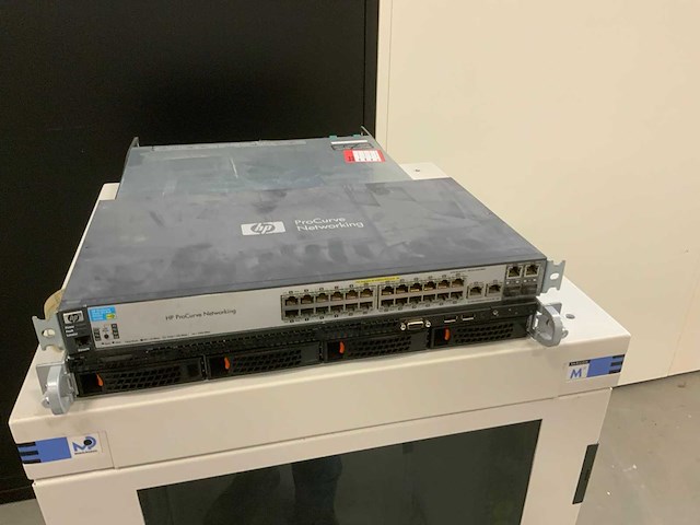 Minkels varicon serverkast, switch en server - afbeelding 3 van  7