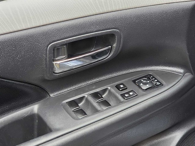 Mitsubishi - 2015 - outlander - 2.0 phev be x-line - 2-zpf-87 - afbeelding 14 van  25