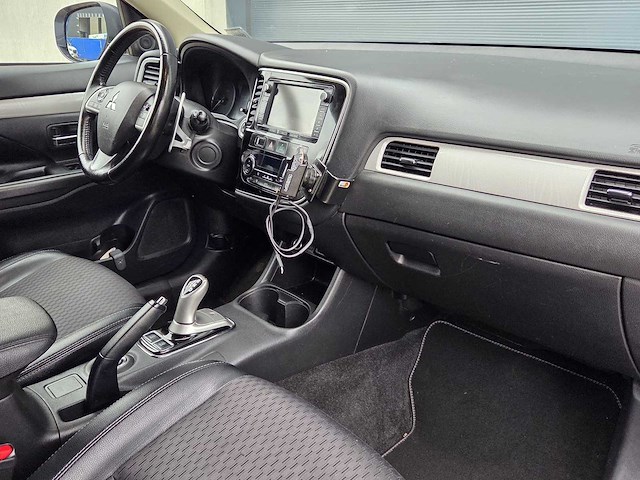 Mitsubishi - 2015 - outlander - 2.0 phev be x-line - 2-zpf-87 - afbeelding 17 van  25