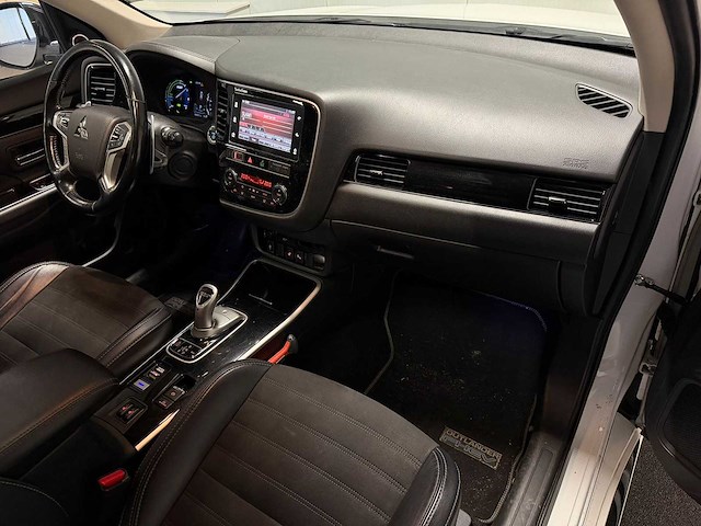 Mitsubishi - outlander - 2.4 phev intense+ - car - 2019 xt-308-h iaw - afbeelding 8 van  19