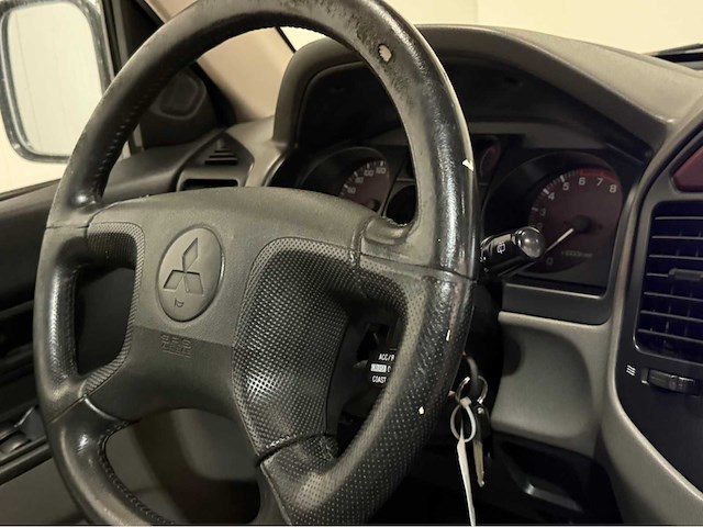 Mitsubishi - pajero - 7 persoons - 4x4 - benzine - personenauto - 2000 - afbeelding 13 van  35