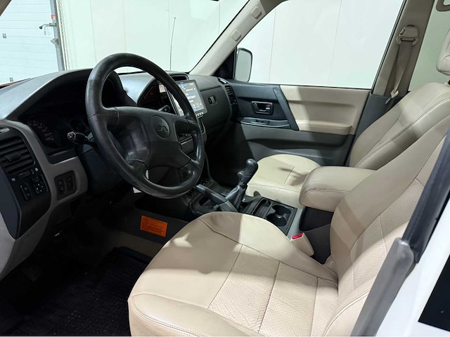 Mitsubishi - pajero - 7 persoons - 4x4 - benzine - personenauto - 2000 - afbeelding 18 van  35