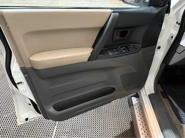 Mitsubishi - pajero - 7 persoons - 4x4 - benzine - personenauto - 2000 - afbeelding 19 van  35