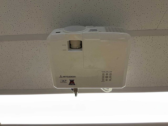 Mitsubishi ew270u beamer met scherm - afbeelding 2 van  4